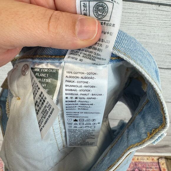 Levi's Women's 501 Light Wash Distressed High Waisted Denim Shorts Size 31 - Picture 7 of 8